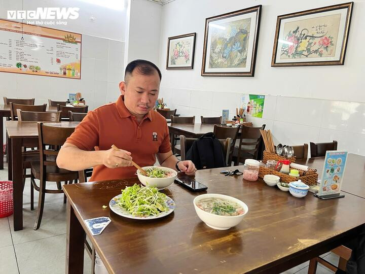 Giá xăng tăng kéo theo giá thực phẩm leo thang, ảnh hưởng trực tiếp đến giá các món ăn bình dân.