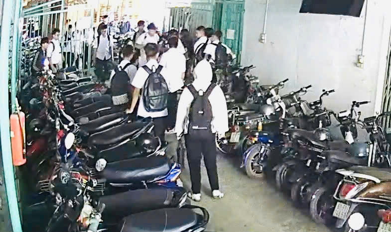 Nam sinh lớp 11 bị đánh hội đồng: Vụ việc nghiêm trọng tại TP . HCM - Ảnh 1.