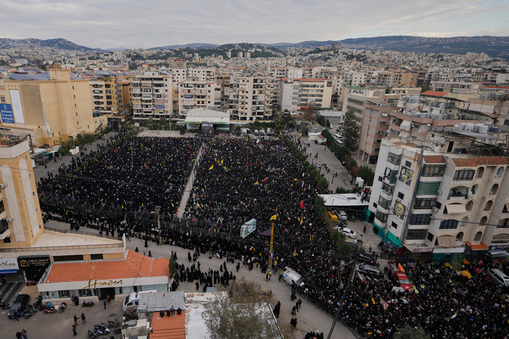 Những người ủng hộ Hezbollah tập trung tưởng niệm cái chết của Lãnh tụ tối cao Iran, Đại giáo chủ Ali Khamenei, tại Lebanon, ngày 1/3. (Ảnh: AP/Hassan Ammar)