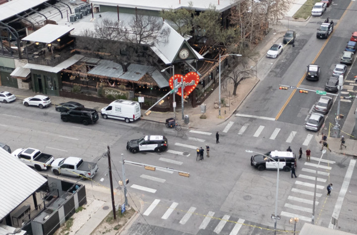 Cảnh sát điều tra hiện trường vụ nổ súng tại cửa hàng Buford's ở Austin. (Nguồn: AP)