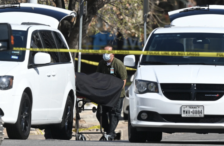 Theo Cảnh sát trưởng Lisa Davis của Austin, nghi phạm đã nhiều lần lái xe chạy ngang qua quán bar trước khi dừng lại, rồi nổ súng vào những người đang ngồi ở khu vực sân hiên và phía trước quán từ cửa sổ chiếc SUV. (Nguồn: AP)