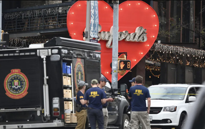 Vụ xả súng xảy ra bên ngoài quán bia Buford's Backyard Beer Garden trên phố Sixth Street - khu vui chơi về đêm nổi tiếng với nhiều quán bar và câu lạc bộ âm nhạc, nằm cách Đại học Texas tại Austin vài dặm. (Nguồn: AP)