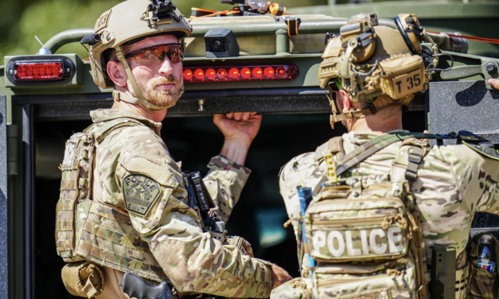 Đội SWAT (Vũ khí và Chiến thuật Đặc biệt) của Sở Cảnh sát Austin thực hiện lệnh khám xét ở một ngôi nhà tại Pflugerville, Texas. (Nguồn: AP)