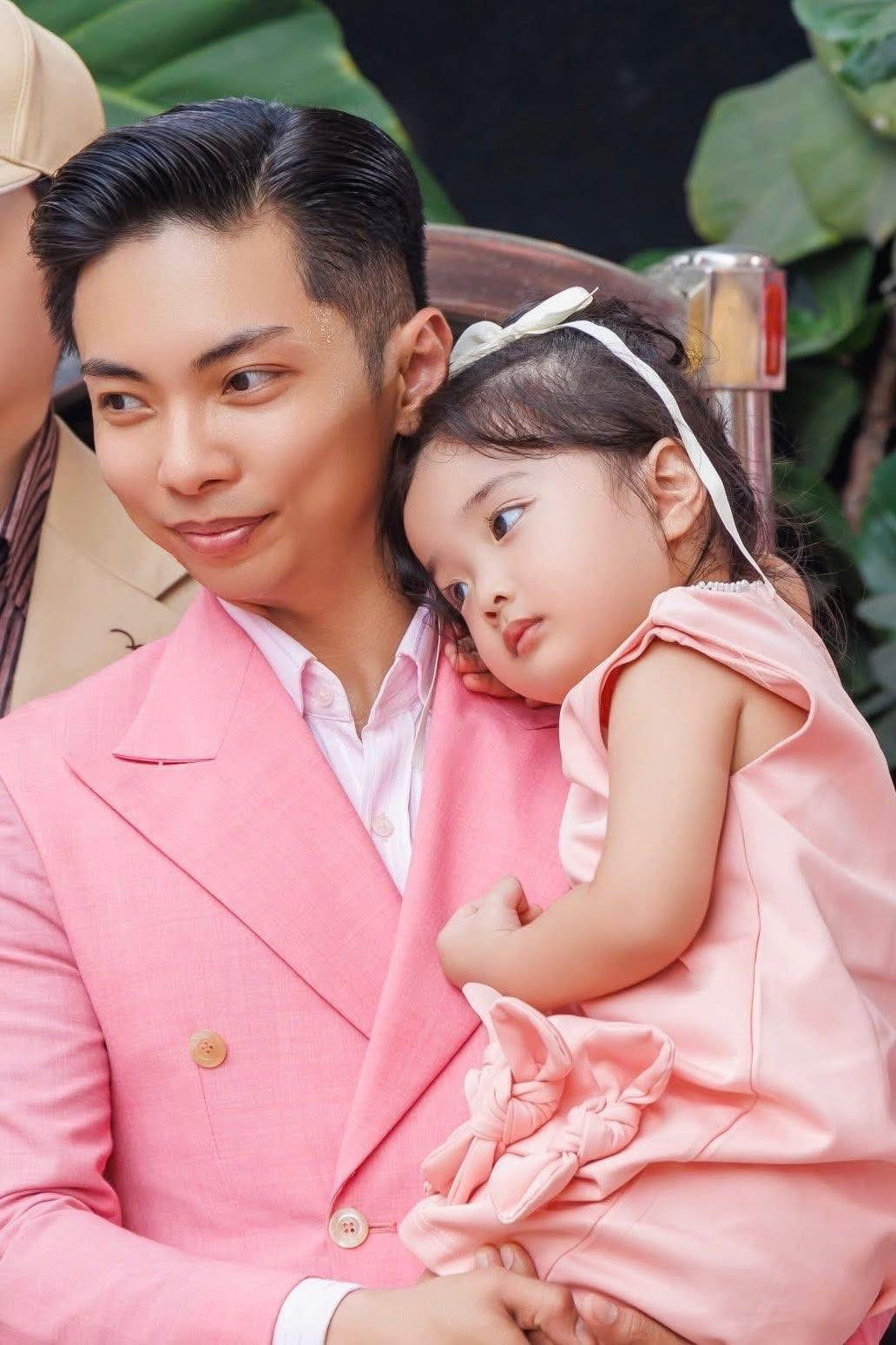 Lisa - con gái út nhà Khánh Thi - Phan Hiển khiến bố bị 'lu mờ' - Ảnh 2.