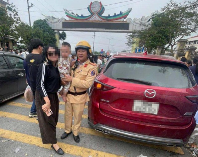 Nghẹt thở giải cứu cháu bé 3 tuổi bị khóa trong xe ô tô - Ảnh 1