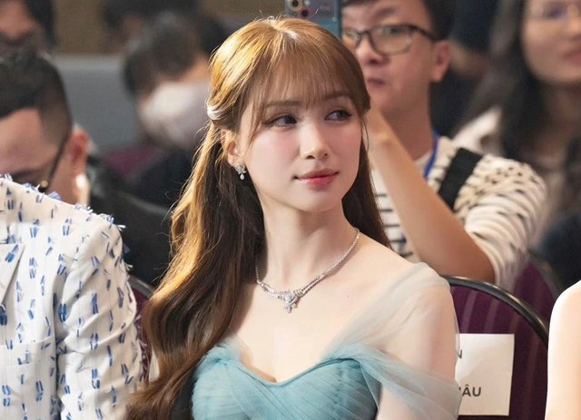 Thực hư việc Hòa Minzy bất ngờ được tặng 6 cây vàng? - Ảnh 4.