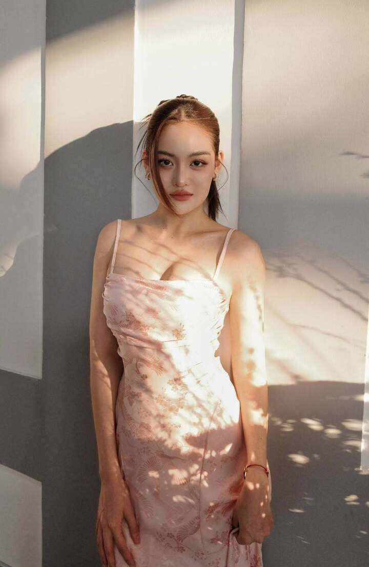 Ngoài đời, cô thường theo đuổi hình ảnh cá tính, quyến rũ. Trên trang cá nhân, nữ diễn viên thường xuyên khoe những bộ cánh gợi cảm.