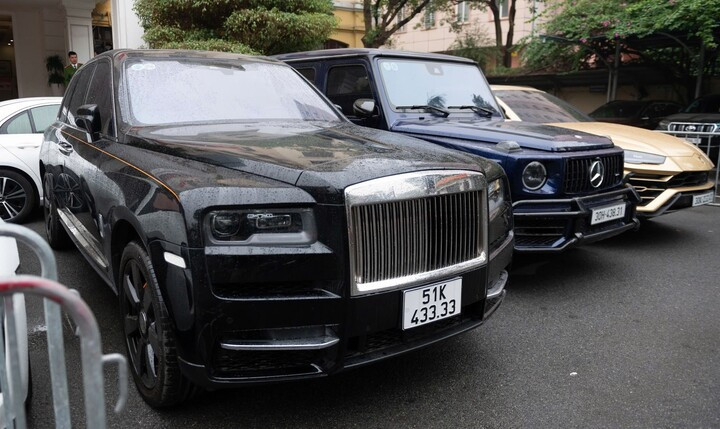 Dàn ô tô hạng sang là tang vật bị thu giữ trong vụ án.