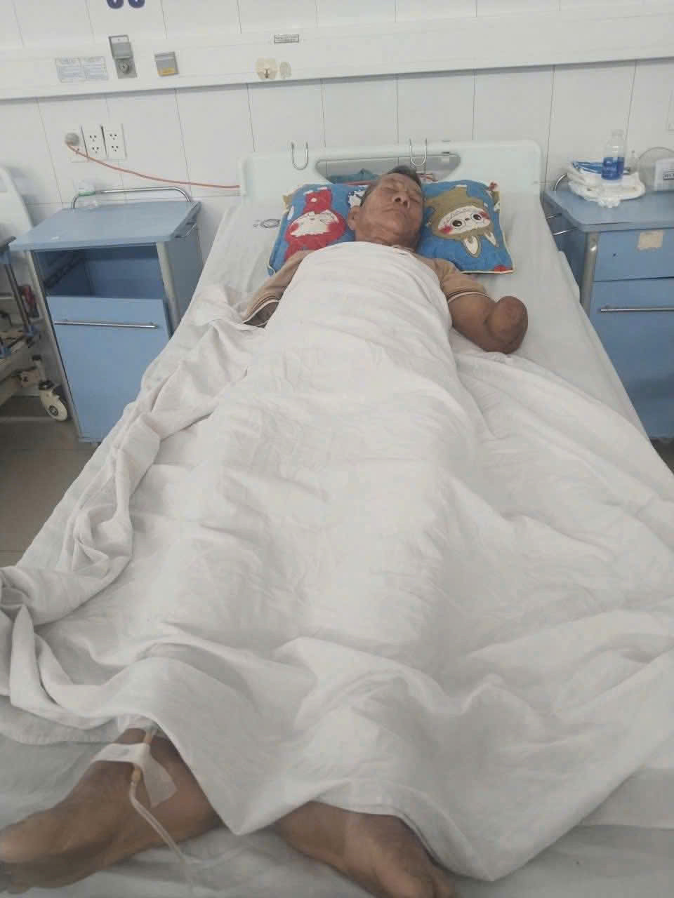 Tin mới liên quan cụ ông cụt 2 tay kẹp con rắn hổ mang dài 2 mét - Ảnh 1.