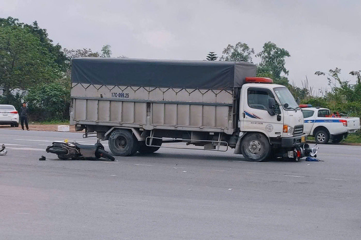 Hiện trường vụ tai nạn liên hoàn trên Quốc lộ 10, Ninh Bình.