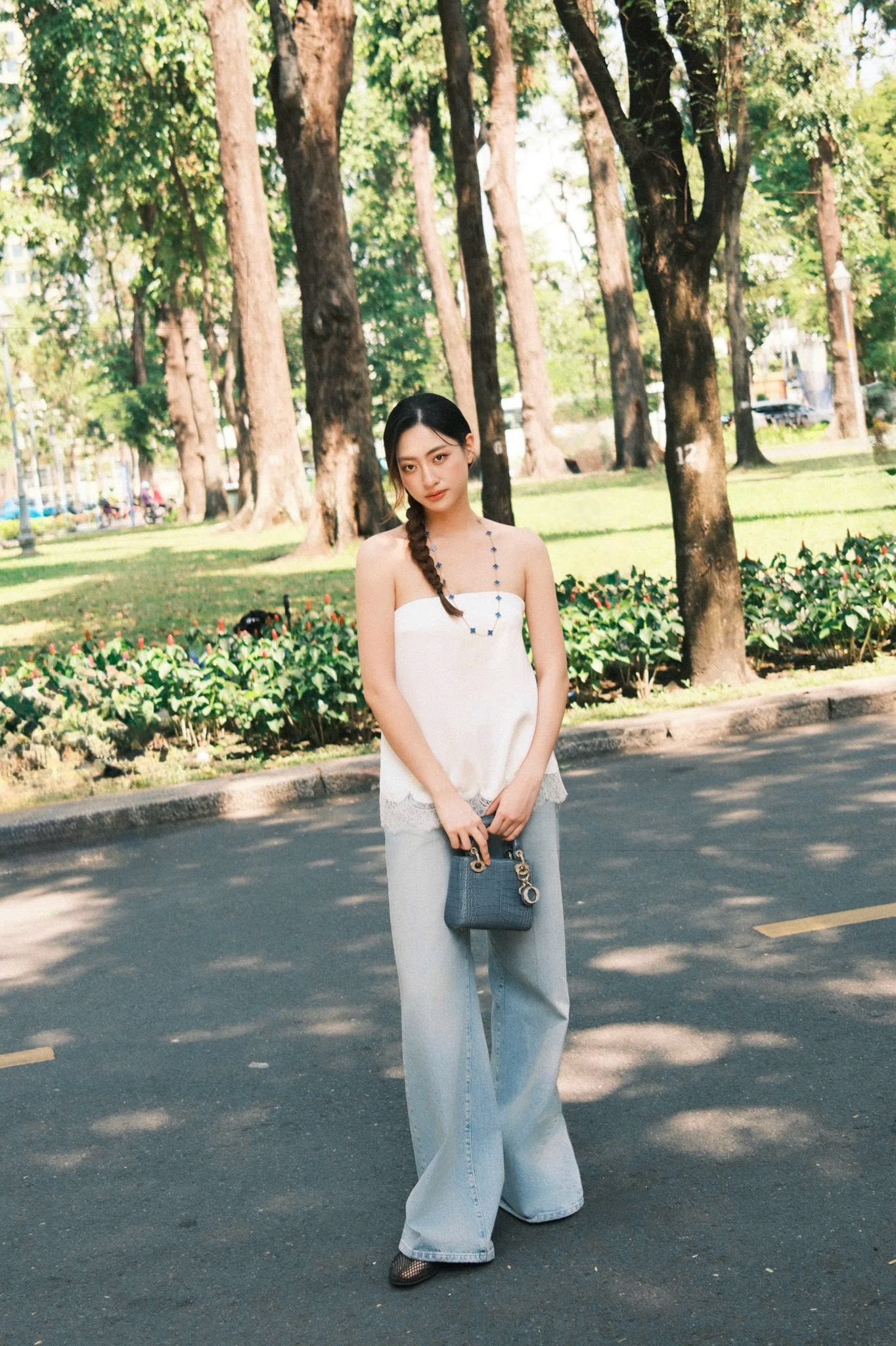 Lương thùy Linh tỏa sáng với set đồ gần 900 triệu đồng dạo phố - Ảnh 5.