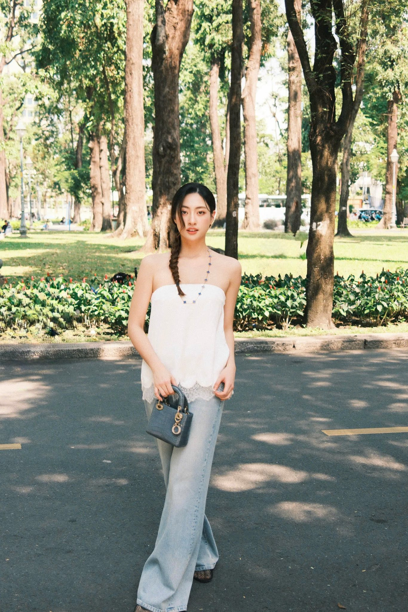 Lương thùy Linh tỏa sáng với set đồ gần 900 triệu đồng dạo phố - Ảnh 3.