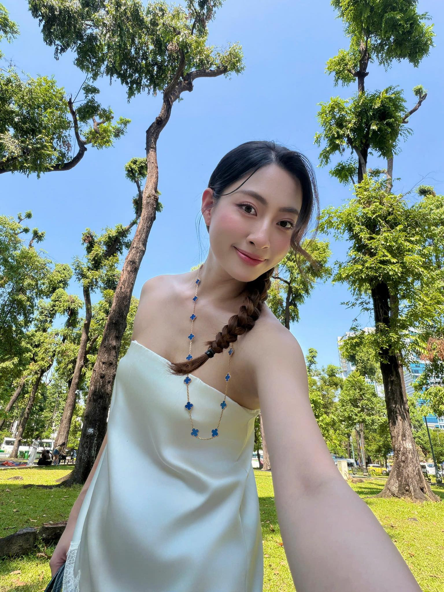 Lương thùy Linh tỏa sáng với set đồ gần 900 triệu đồng dạo phố - Ảnh 12.