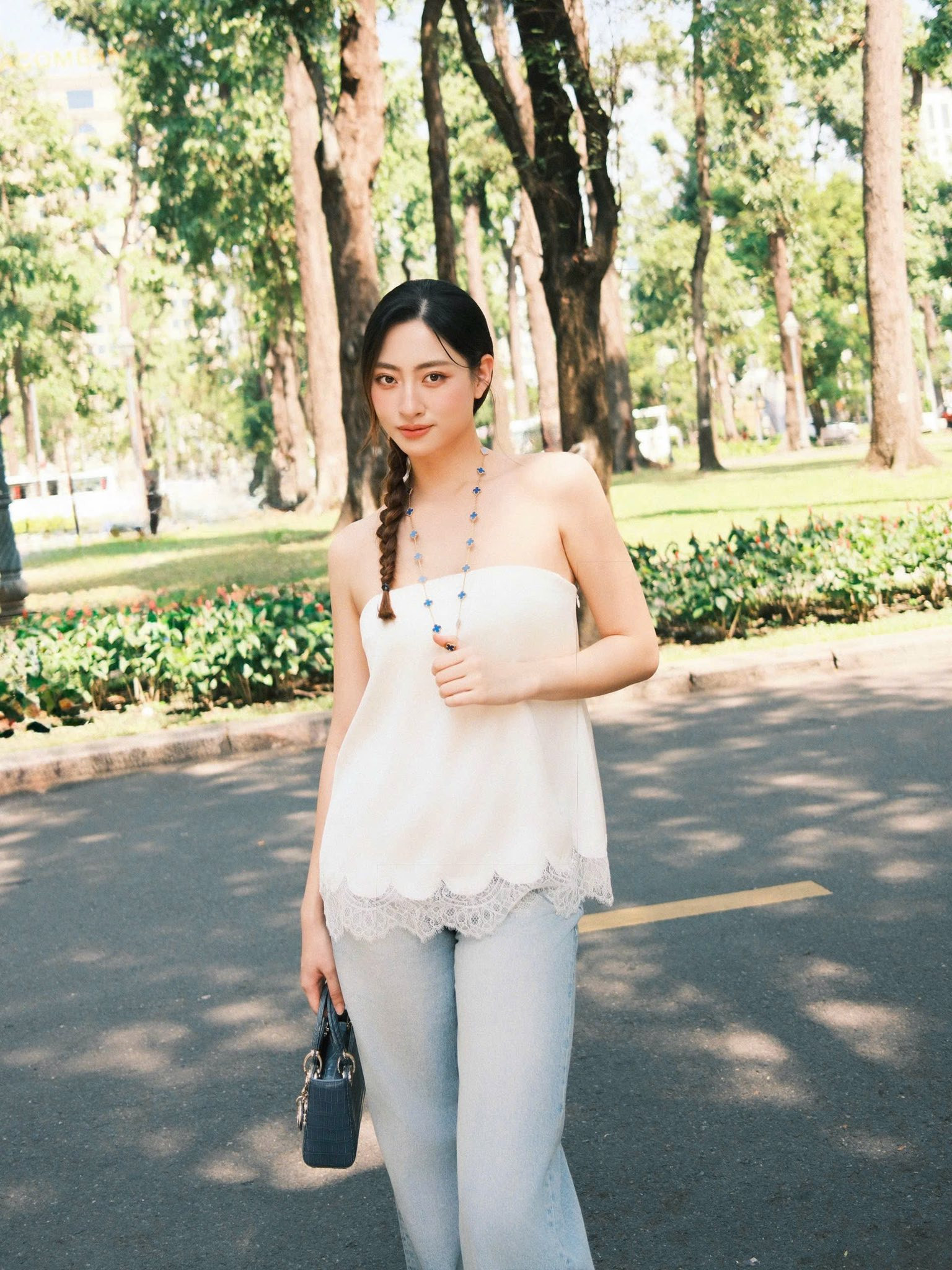 Lương thùy Linh tỏa sáng với set đồ gần 900 triệu đồng dạo phố - Ảnh 2.