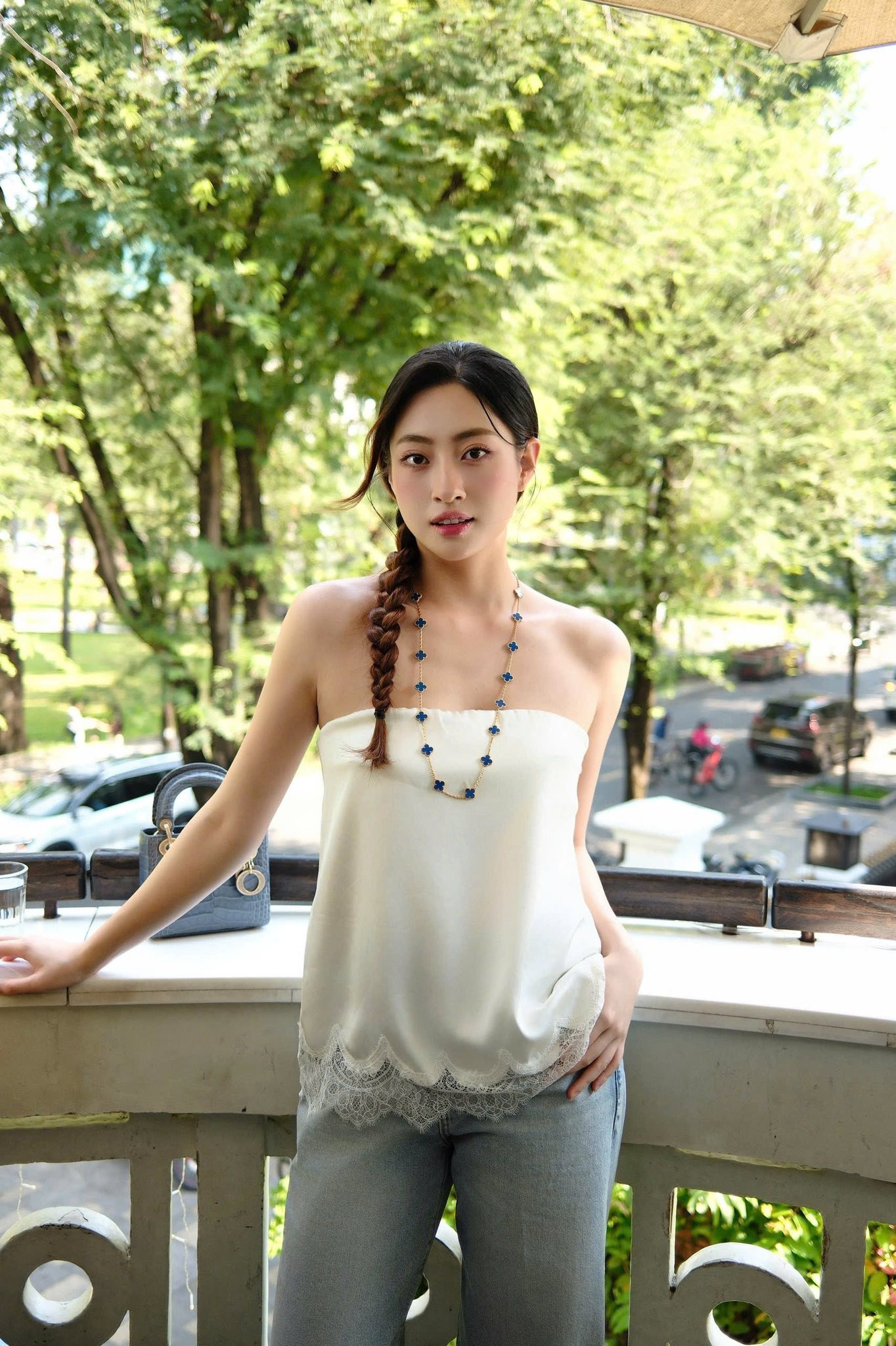 Lương thùy Linh tỏa sáng với set đồ gần 900 triệu đồng dạo phố - Ảnh 11.