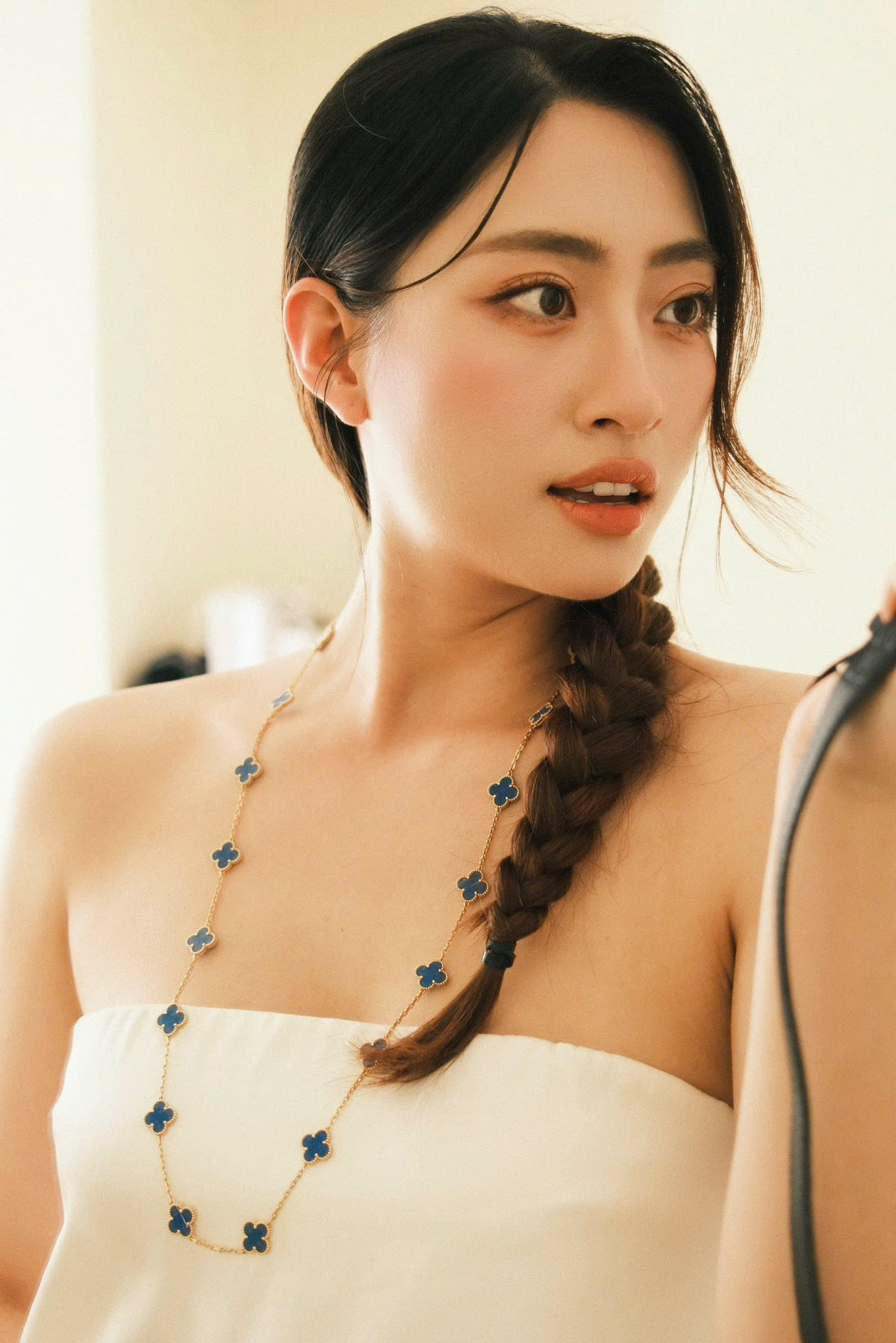 Lương thùy Linh tỏa sáng với set đồ gần 900 triệu đồng dạo phố - Ảnh 7.