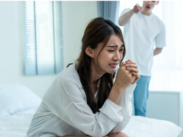 Cắn răng lấy chồng U50 vì ham giàu, sáng ra thấy 2 'món quà' đặt đầu giường, tôi 'hóa đá' muốn tháo chạy ngay lập tức - Ảnh 1