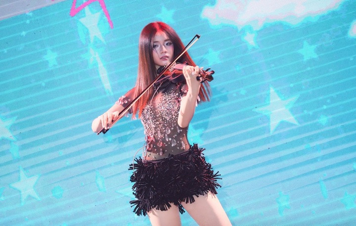 Cô sở hữu tài năng cùng nhan sắc nổi trội.