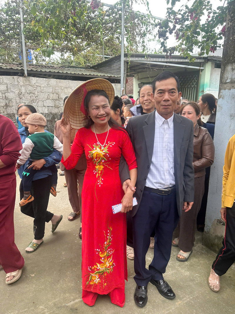 Cha U70 ở Thanh Hóa tái hôn sau 6 năm cô quạnh, con gái nghẹn ngào chúc phúc插图 anh 1.jpg