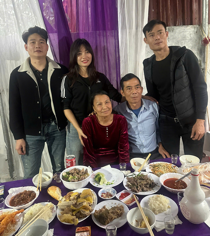 Cha U70 ở Thanh Hóa tái hôn sau 6 năm cô quạnh, con gái nghẹn ngào chúc phúc插图2 anh 3.jpg