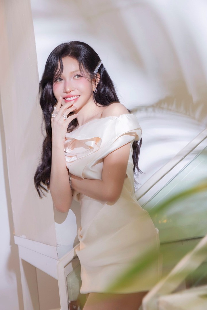 Thành công và giàu có, nhưng Khả Như vẫn độc thân. Chính vì vậy, chuyện tình cảm của cô luôn được khán giả quan tâm.