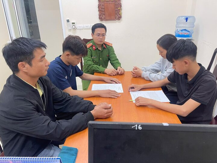 Cơ quan công an làm việc với phụ huynh và 2 học sinh vi phạm.