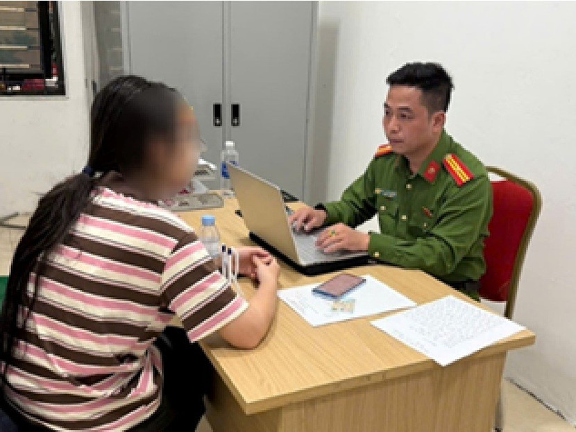 Bị thao túng tâm lý, nữ sinh mang 114 chỉ vàng của gia đình đi bán插图 Nữ sinh bị thao túng tâm lý bán 114 chỉ vàng gia đình để chuyển tiền lừa đảo - Ảnh 1.