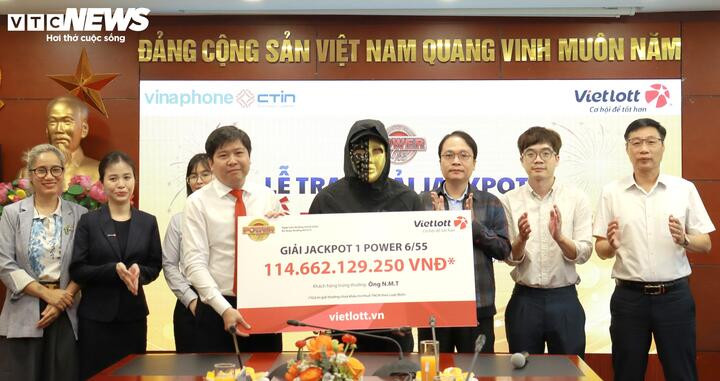 Anh T. nhận giải thưởng hơn 114 tỷ đồng. (Ảnh: Đại Việt)