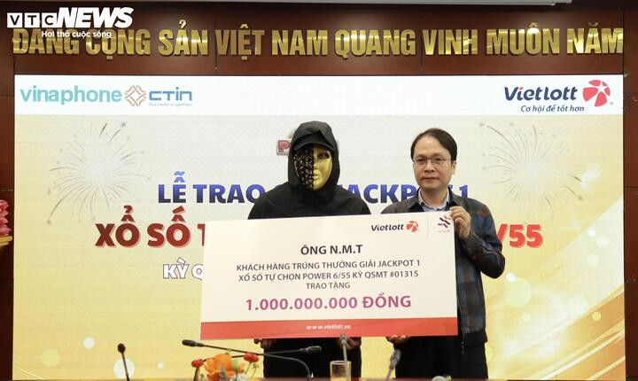 Anh T. đã ủng hộ Quỹ Tâm Tài Việt 1 tỷ đồng. (Ảnh: Đại Việt)