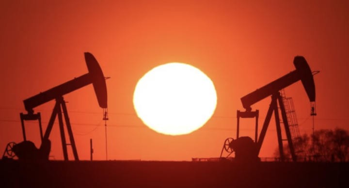 Mặt trời lặn phía sau những giàn khoan dầu bên ngoài Vaudoy-en-Brie gần Paris, Pháp. (Ảnh: Reuters)