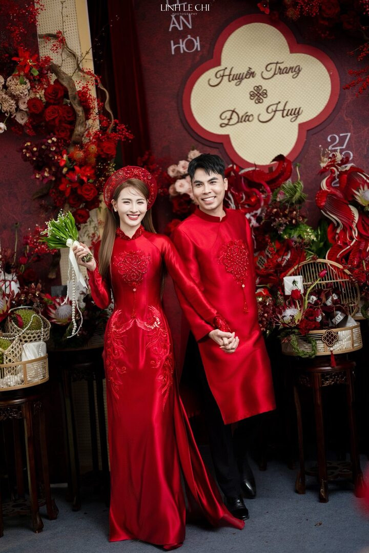 Trước khi về chung nhà, cặp đôi có khoảng hai năm gắn bó, hẹn hò.