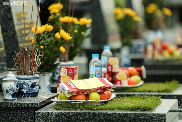 Chuẩn bị chu đáo và thực hiện nghi thức tảo mộ Tết Thanh minh sẽ giúp ngày lễ diễn ra suôn sẻ, trọn vẹn ý nghĩa. (Ảnh: Ngô Nhung)