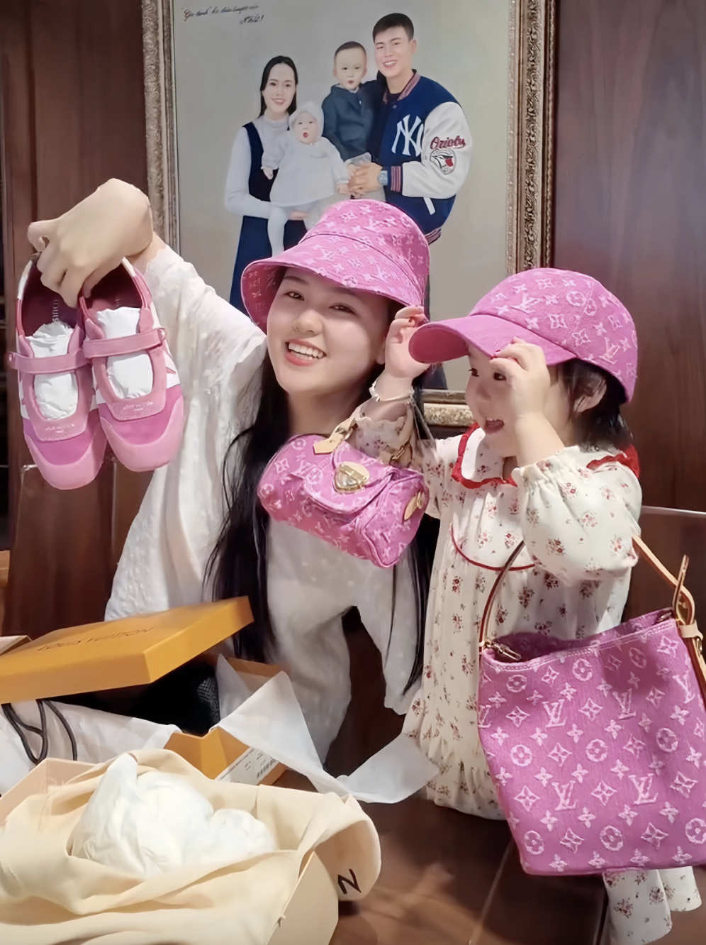 Vợ Đỗ Duy Mạnh khoe bộ sưu tập Louis Vuitton hồng rực giá 8 . 000 USD - Ảnh 4.