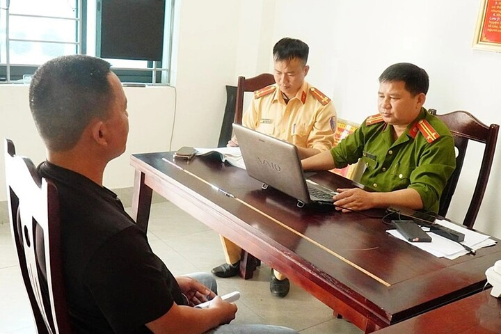 Công an xã Quỳ Hợp mời chủ xe bán tải đến làm việc