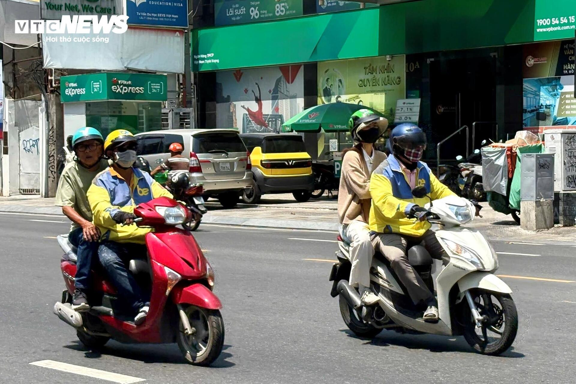 Giá xăng cao, người dân cân nhắc từng lần phải nổ máy xe ra đường - 1