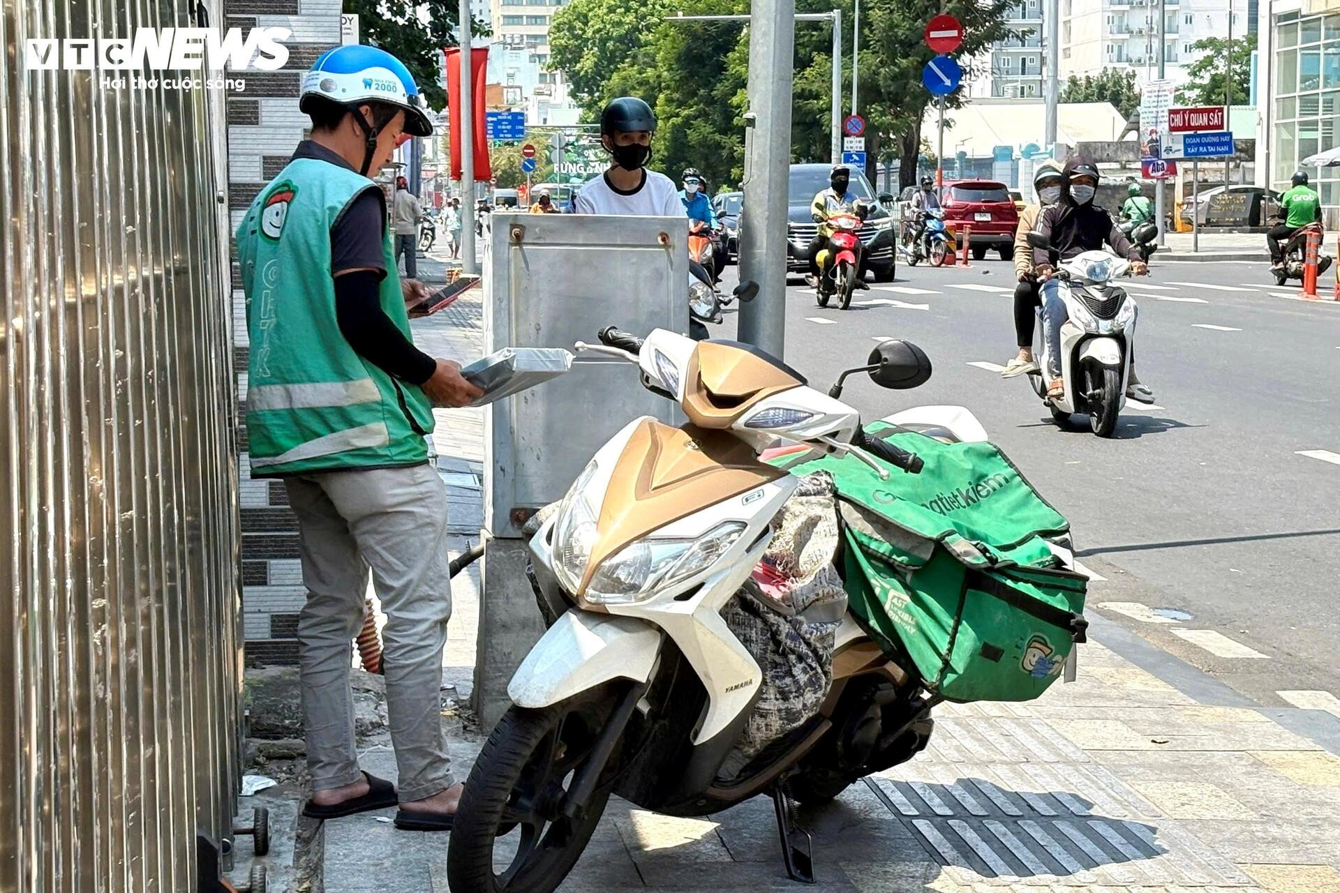 Giá xăng cao, người dân cân nhắc từng lần phải nổ máy xe ra đường - 2