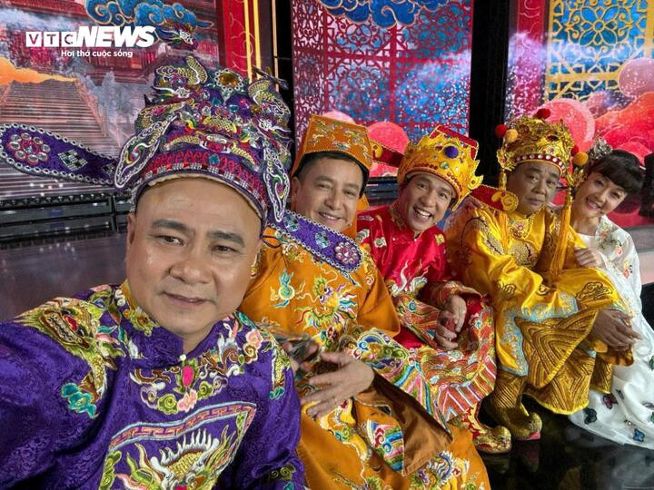 NSND Tự Long chia sẻ hình ảnh các nghệ sĩ luyện tập cho chương trình Táo quân lên sóng cuối tháng 3.