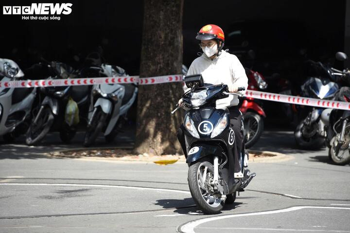 Bài thi lấy giấy phép lái xe máy còn đơn giản, chưa có đánh giá về đạo đức tài xế. (Ảnh: Lương Ý)