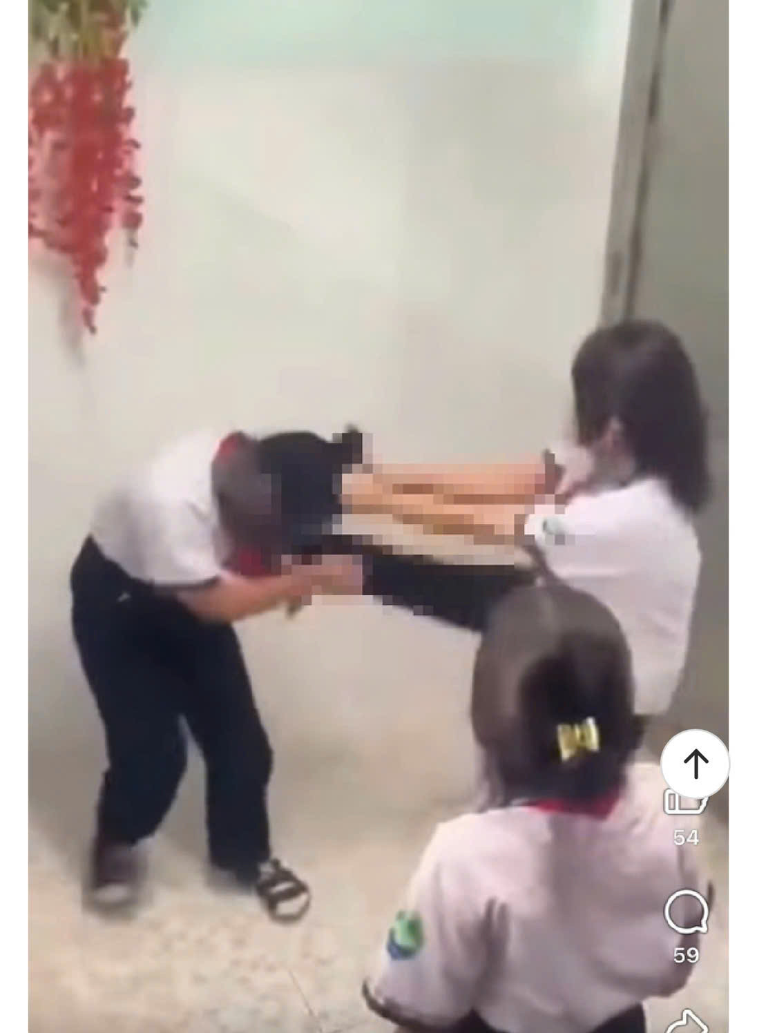 TPHCM: Xem xét trách nhiệm hiệu trưởng nhà trường nếu để xảy ra bạo lực học đường nghiêm trọng   - Ảnh 1.