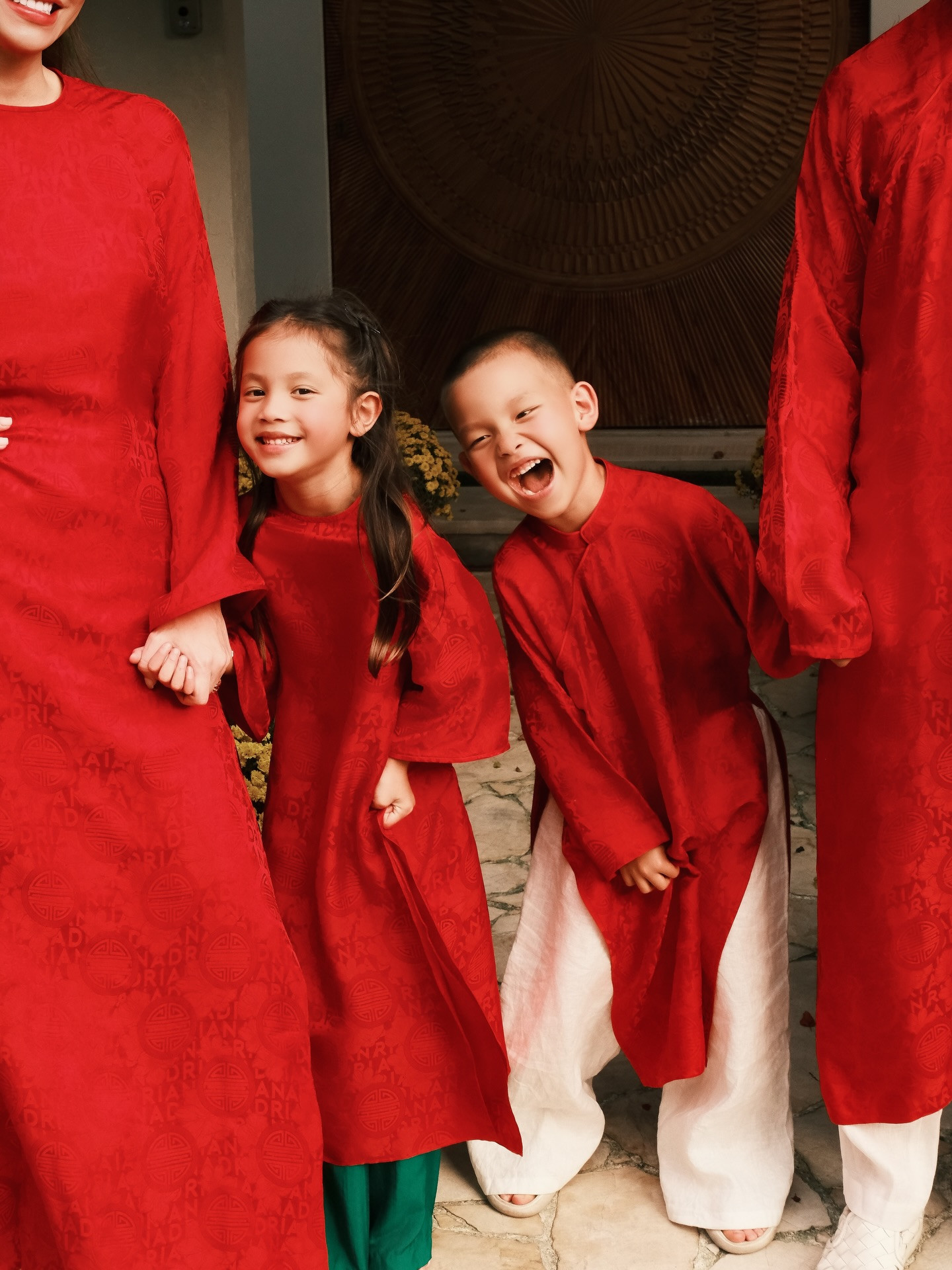 Bắt gặp khoảnh khắc đáng yêu của cặp song sinh nhà Hồ Ngọc Hà trên đường phố Nhật Bản - Ảnh 6.