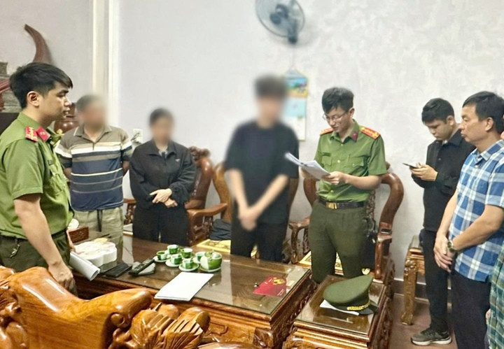 Cơ quan An ninh điều tra Công an tỉnh Thanh Hóa tiến hành khám xét tại nhà N.V.X (tên nhân vật đã được thay đổi). (Ảnh: Công an Thanh Hoá)