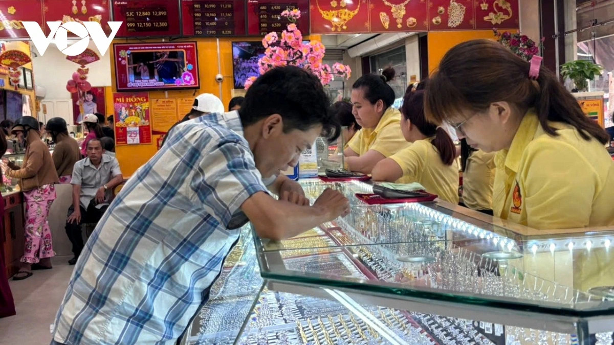 gia vang sjc chenh gan 30 trieu dong luong co nen mua hay cho ha nhiet hinh anh 1