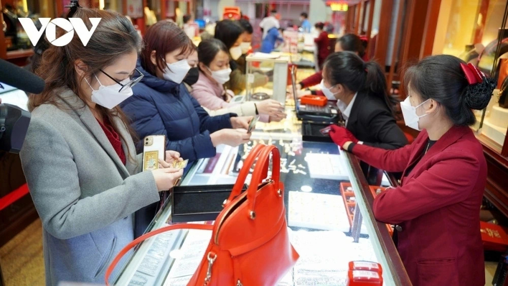 gia vang sjc chenh gan 30 trieu dong luong co nen mua hay cho ha nhiet hinh anh 2