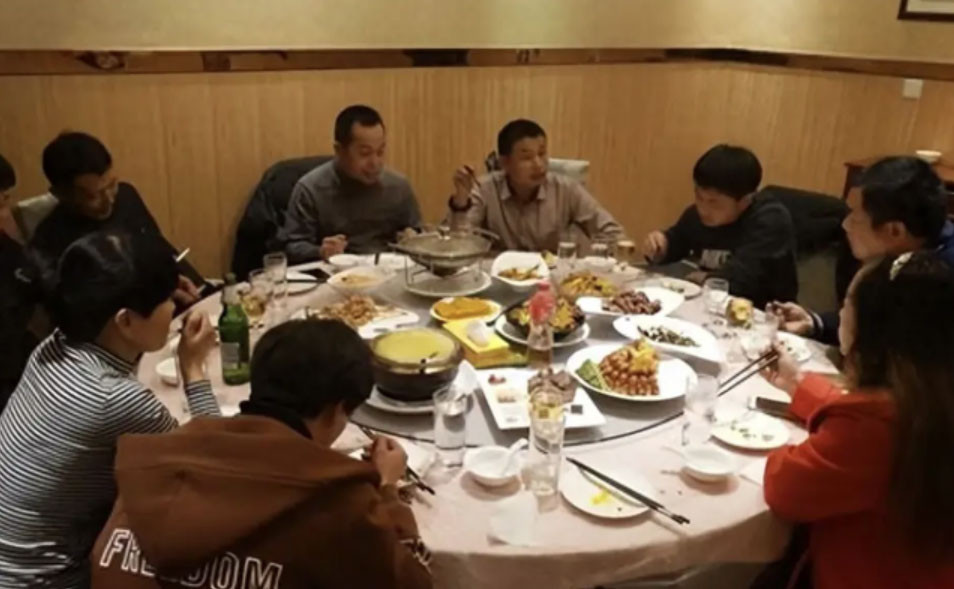 Họp lớp sau 20 năm, tôi hiểu vì sao nhiều người chọn im lặng và biến mất - Ảnh 1.