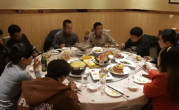 Họp lớp sau 20 năm, tôi hiểu vì sao nhiều người chọn im lặng và biến mất - Ảnh 1.