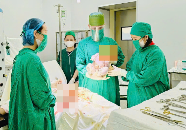 Phát hiện thai nhi 5,4kg, ê-kíp họp bàn mổ khẩn插图 mo sinh cap cuu.png