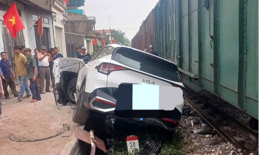 tàu hoả đâm ô tô.jpg