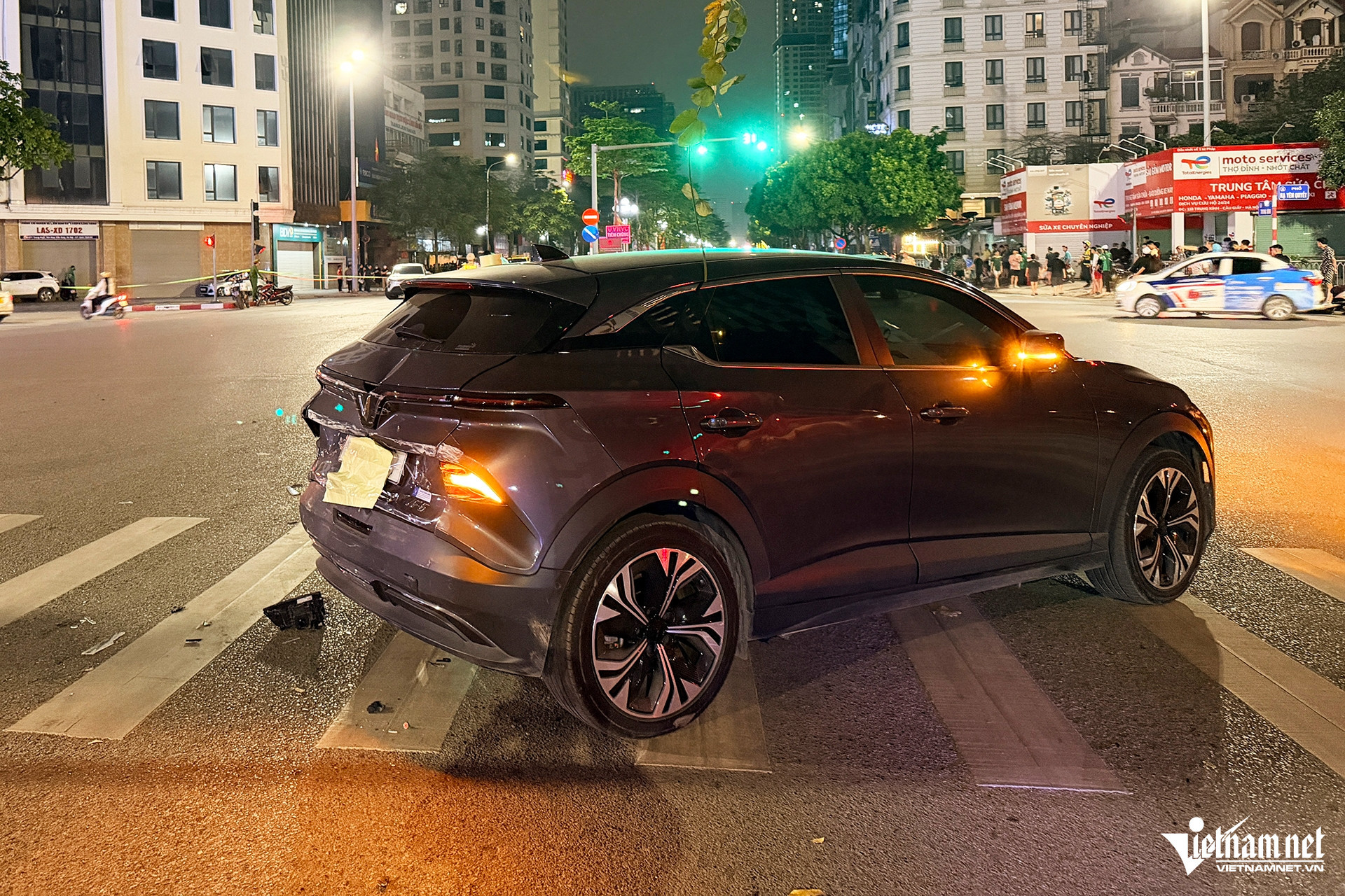 Clip ghi lại tình tiết bất ngờ trong vụ ô tô Lexus tông loạt xe ở Hà Nội插图 W-tainanlienhoan2.jpg