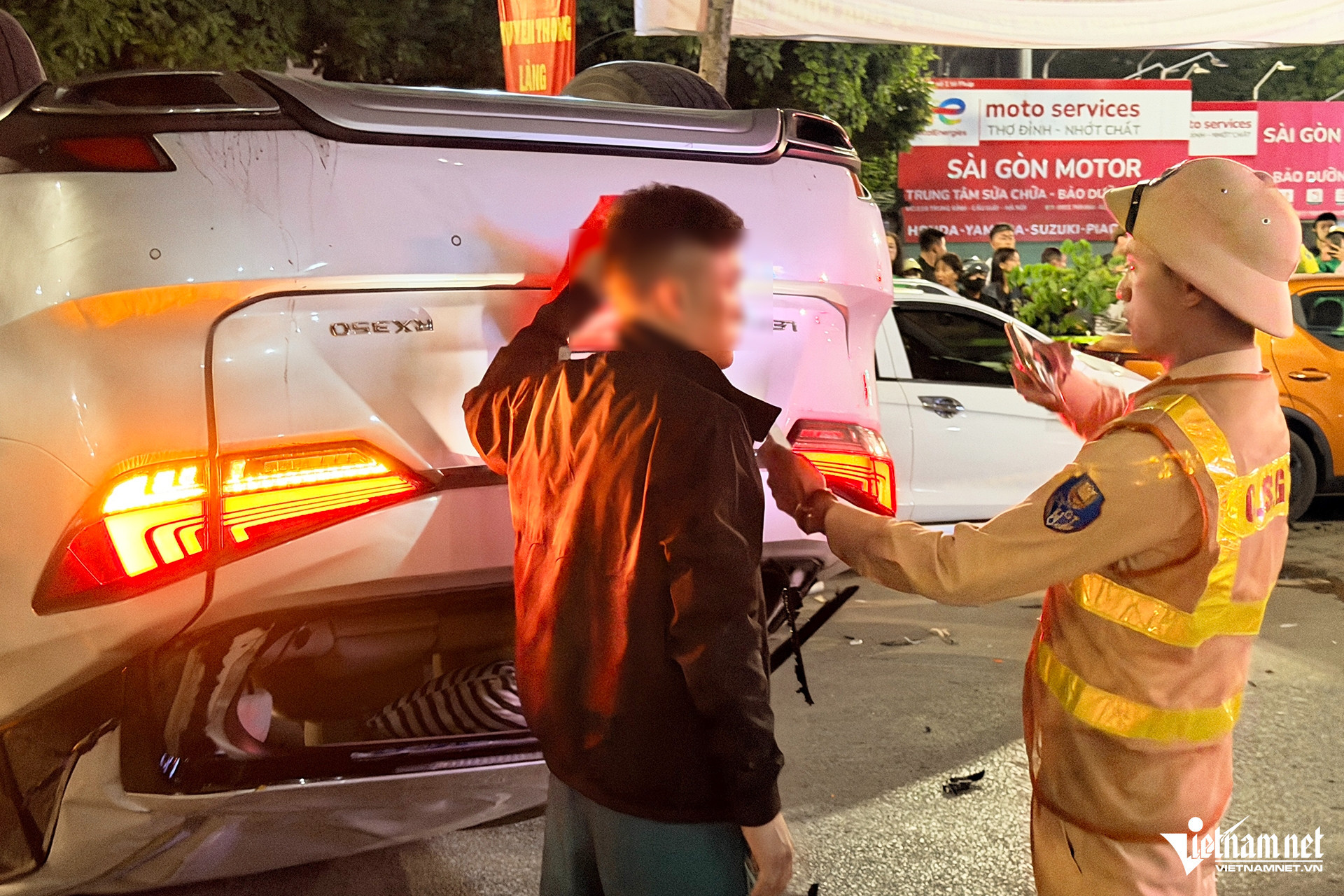 Clip ghi lại tình tiết bất ngờ trong vụ ô tô Lexus tông loạt xe ở Hà Nội插图2 W-IMG_6937.JPG.jpg