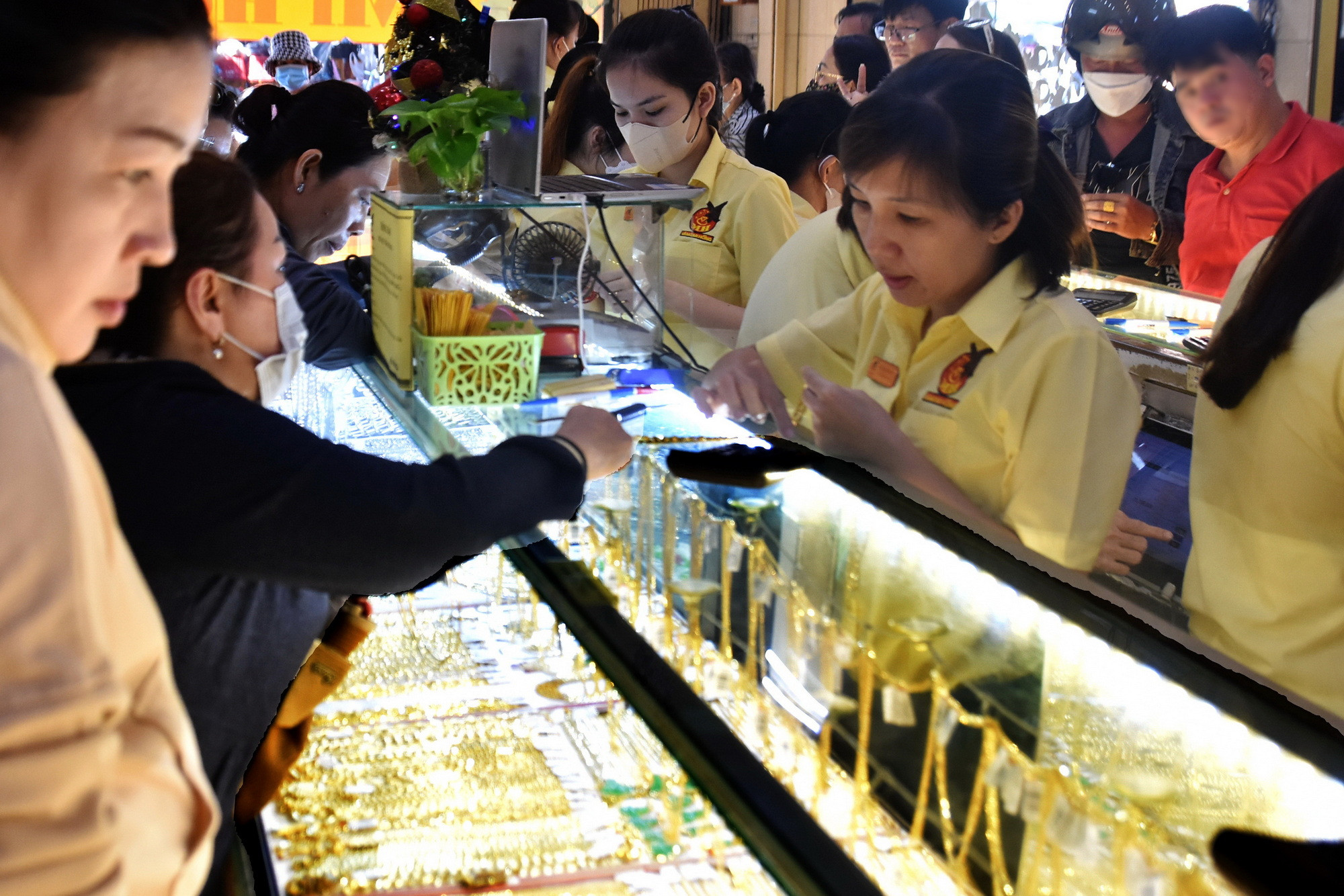 Giá vàng hôm nay, 26-3: Biến động rất mạnh - Ảnh 1.